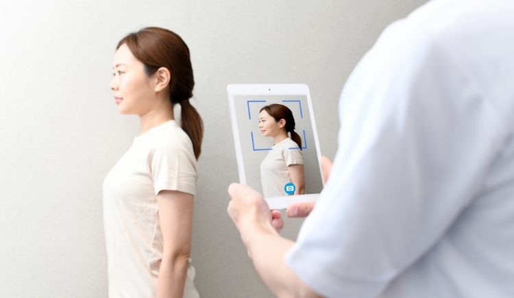 姿勢チェックとAI診断の様子