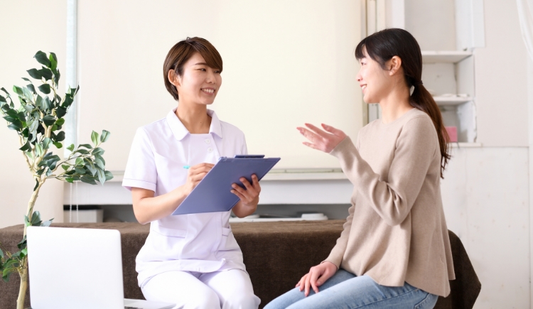 施術後の確認と説明の様子